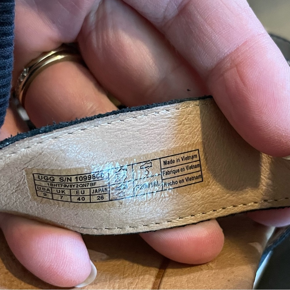 UGG Black and White Women's Sandals - Picture 12 of 12